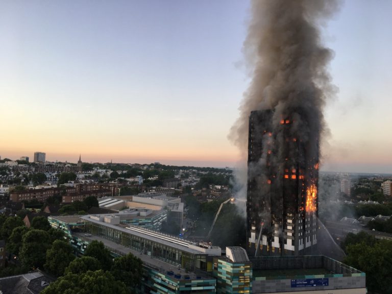 Tŵr Grenfell a fflamau a mwg yn codi ohono